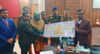 बिजनौर डीएम ने सड़क दुर्घटना के मृतक होमगार्ड की पत्नी को एक्सिस बैंक की ओर से 38 लाख रुपए का चैक सौंपा